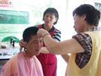 有些服務使用者剪頭髮時，需要生輔老師在旁協助義工