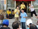 慈光社同學與服務使用者唱歌帶團康。