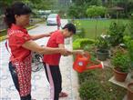 生輔老師幫服務使用者向盆栽澆水(為保護部分服務使用者，故部分照片有馬賽克)