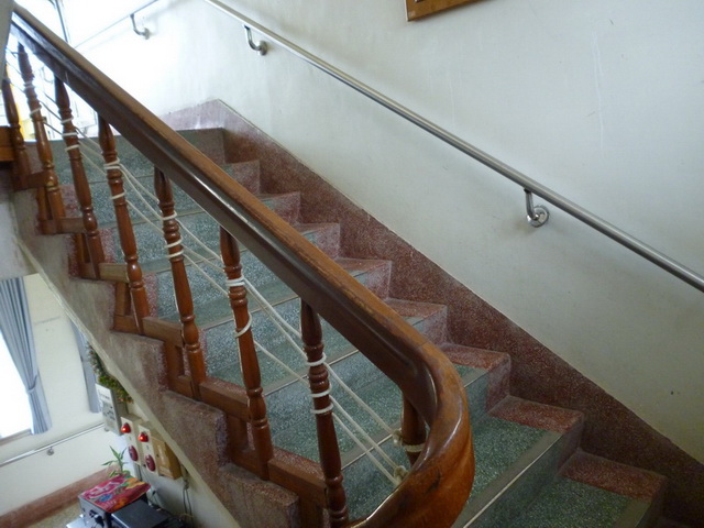 樓梯-兩側均有扶手